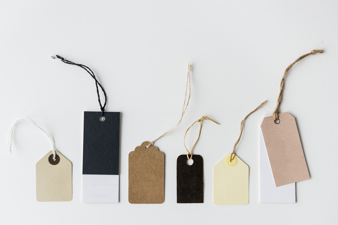 Tags in different sizes and colours 